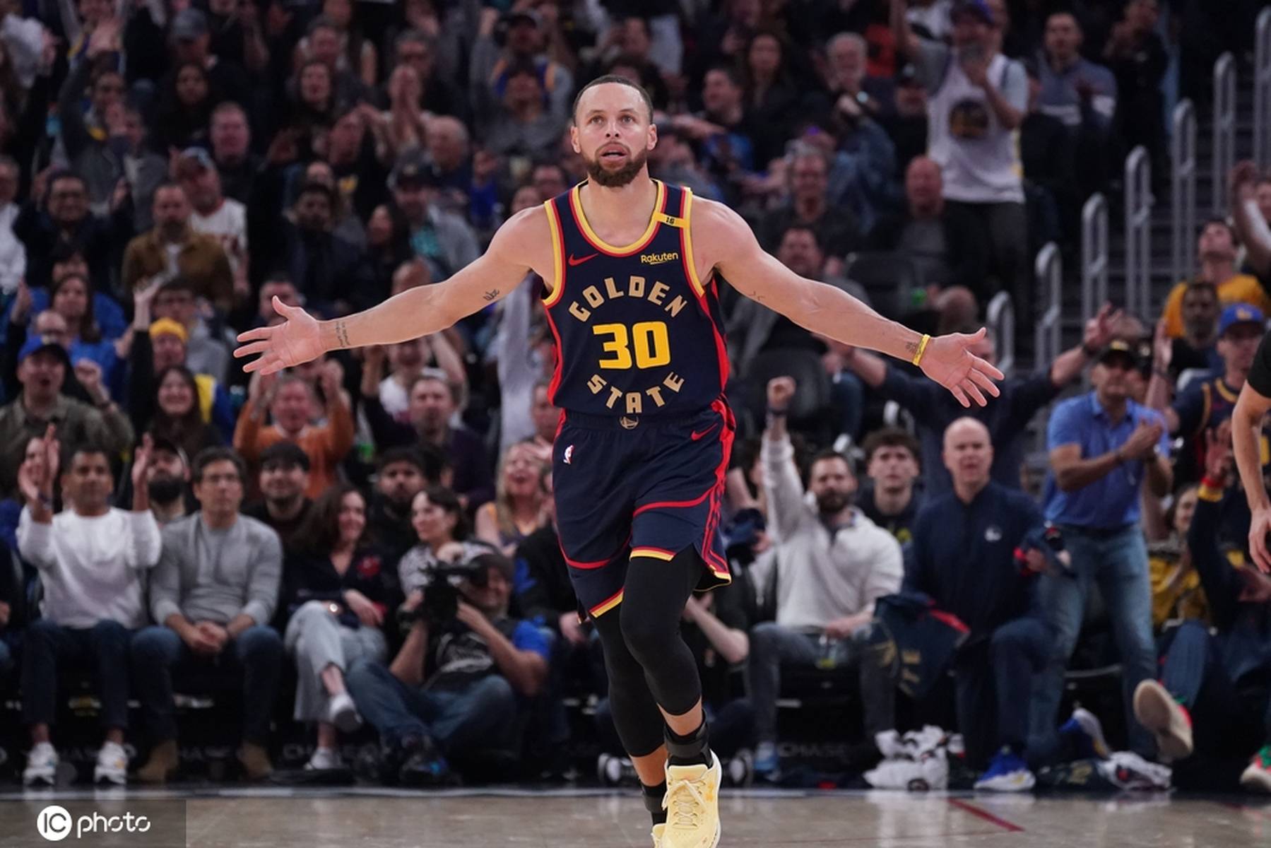 库里在掘金比赛中战术调整，大比分领先引发热议！