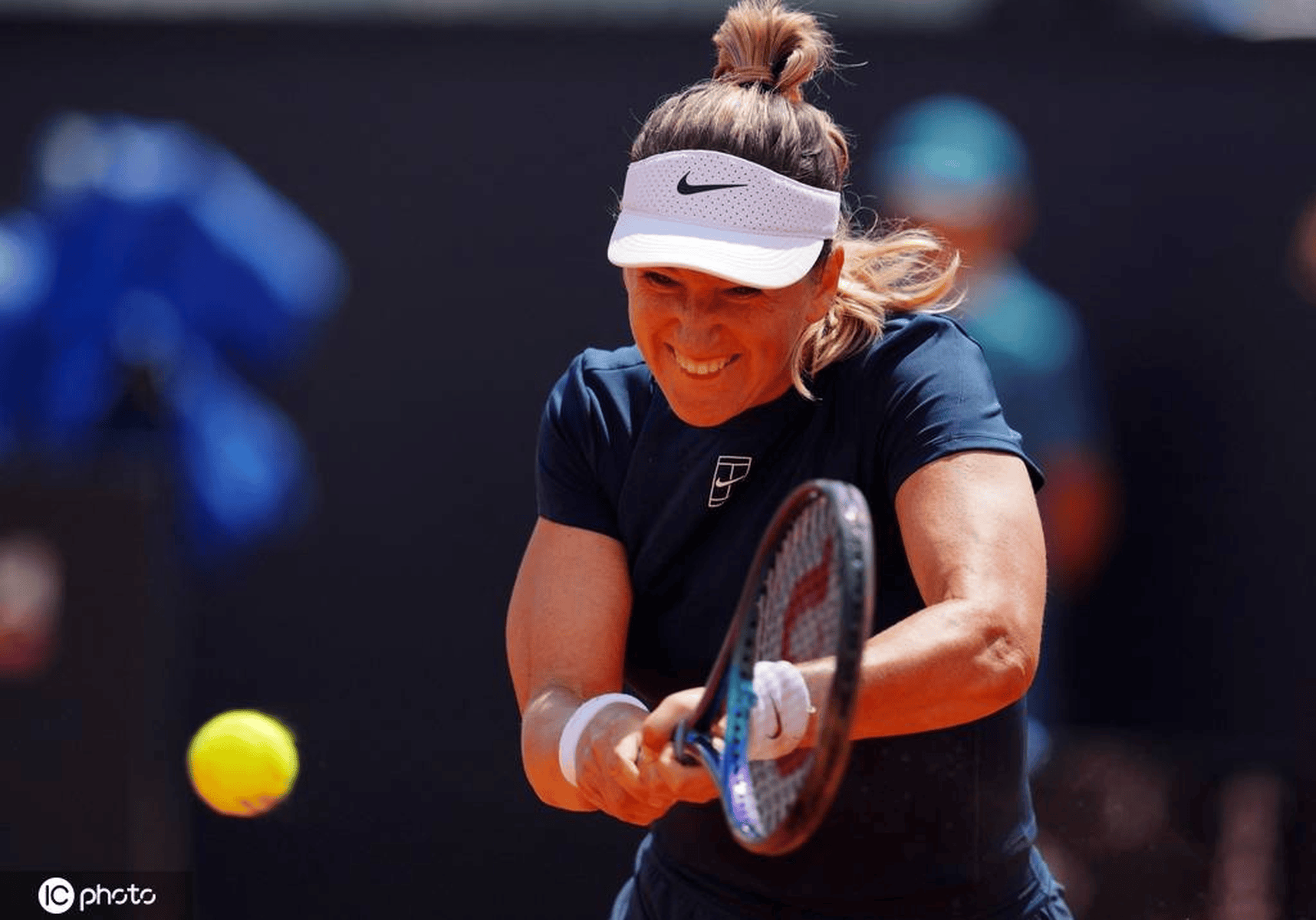 阿扎伦卡在巴黎圣日耳曼比赛中惊险取胜，挺进下一轮引发热议！的简单介绍