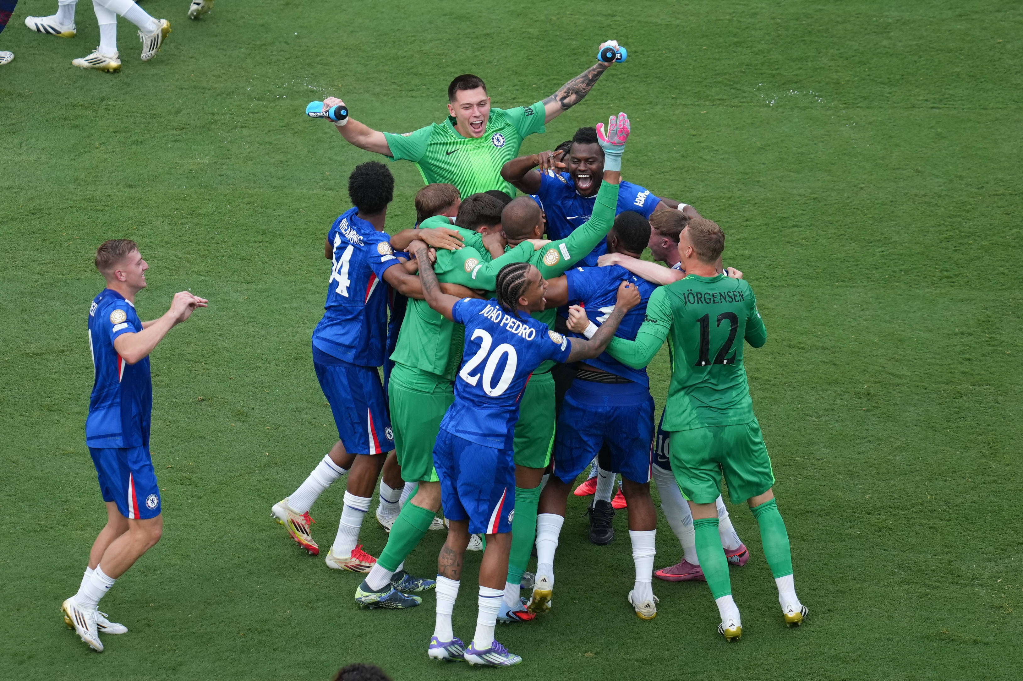  德约科维奇回归赛场，问鼎冠军首场状态亮眼，切尔西观众沸腾！